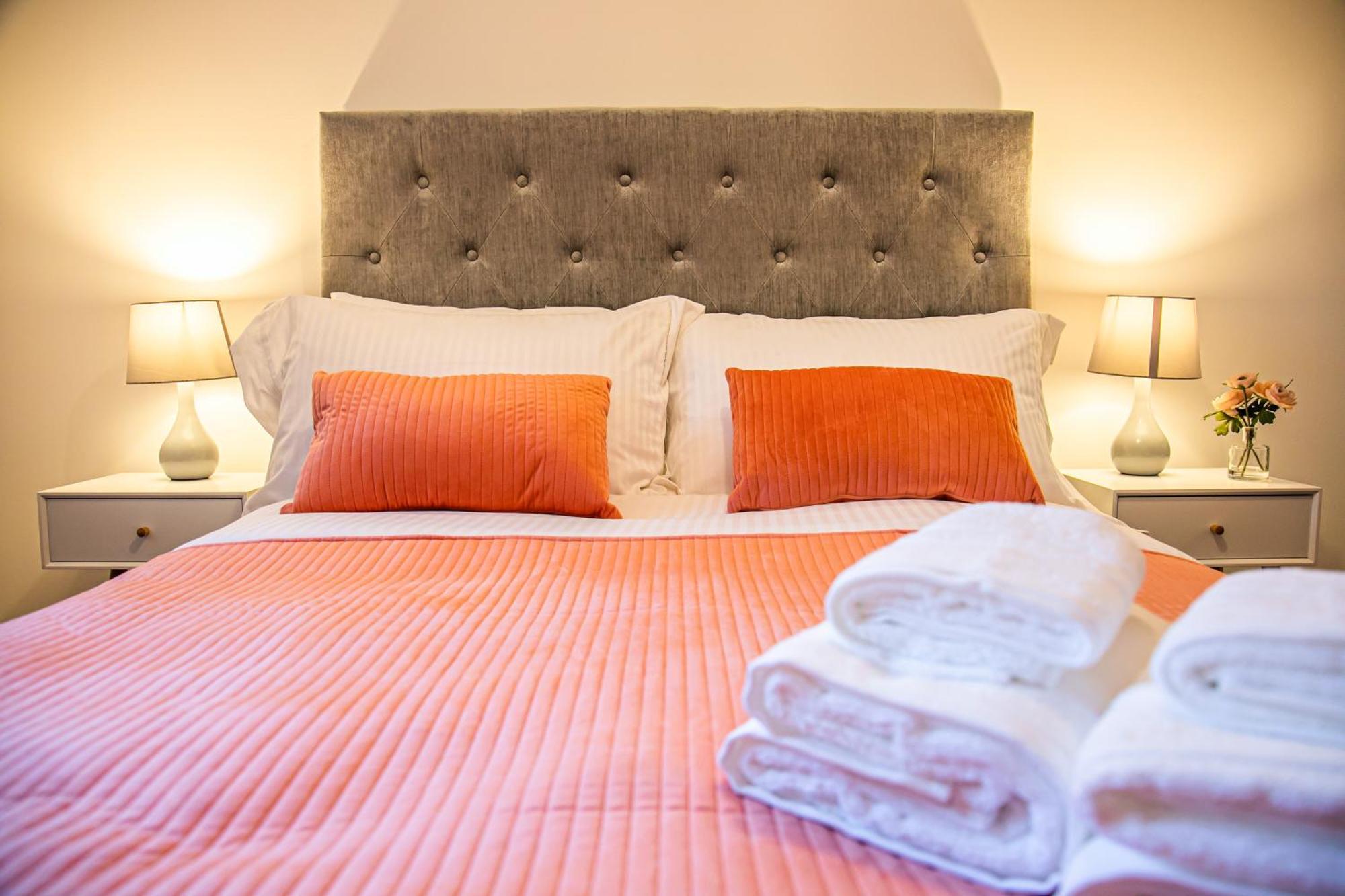 Stylish 2 Bed 18 - Centre, Free Parking, Espresso Machine & Netflix - Hosted By Host Save Apartment *