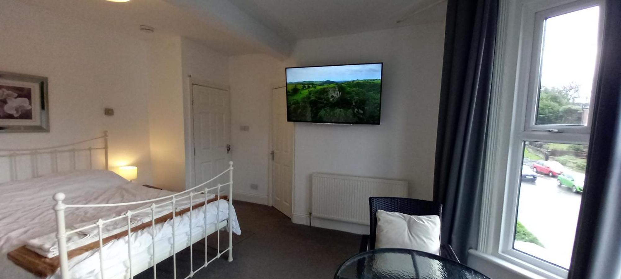 Spacious Ensuite With Charming Bay Window * Sheffield