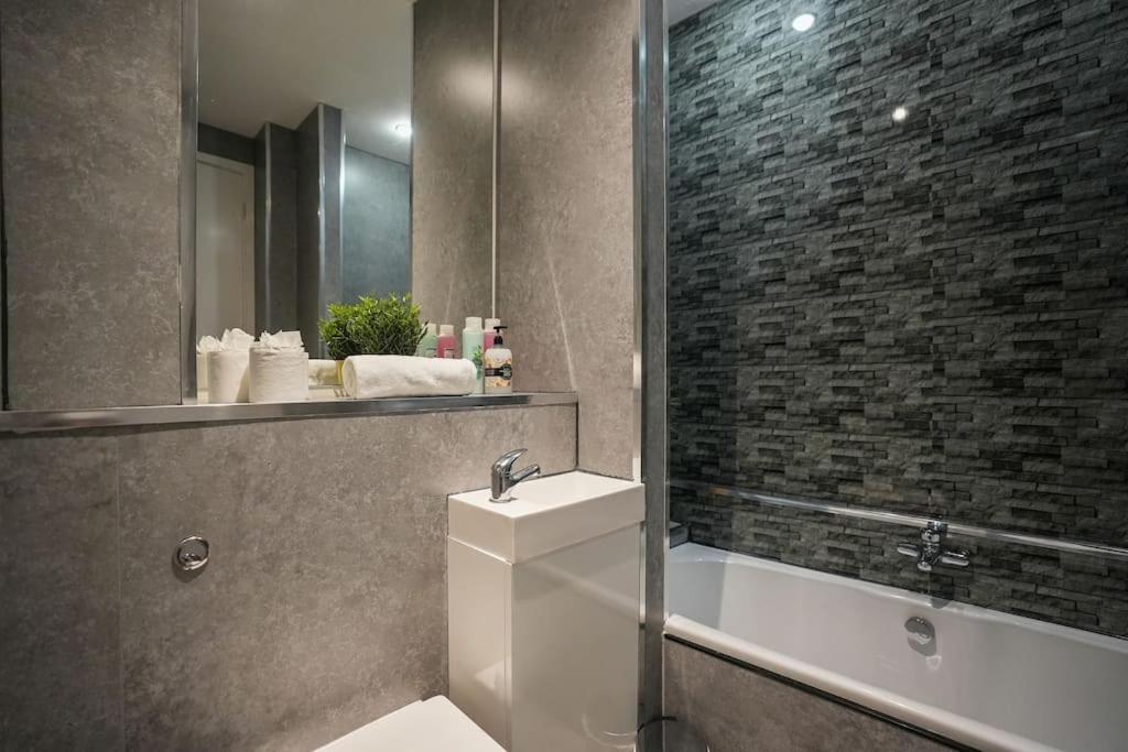Modern 2 Bed Apt, 7ft Pool Table, Centre, Free Parking, Netflix - Hosted By Host Save Apartment Sheffield