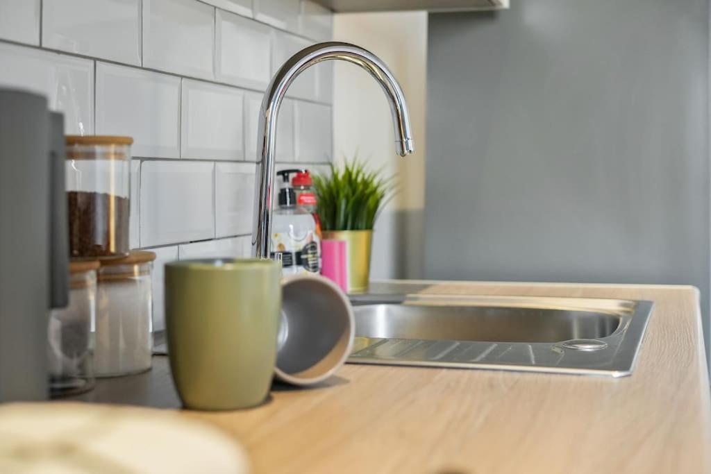 Apartment Modern 2 Bed Apt, 7ft Pool Table, Centre, Free Parking, Netflix - Hosted By Host Save