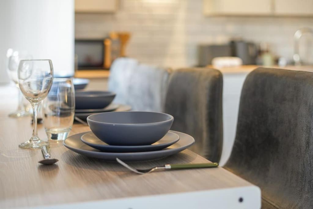 Modern 2 Bed Apt, 7ft Pool Table, Centre, Free Parking, Netflix - Hosted By Host Save Sheffield