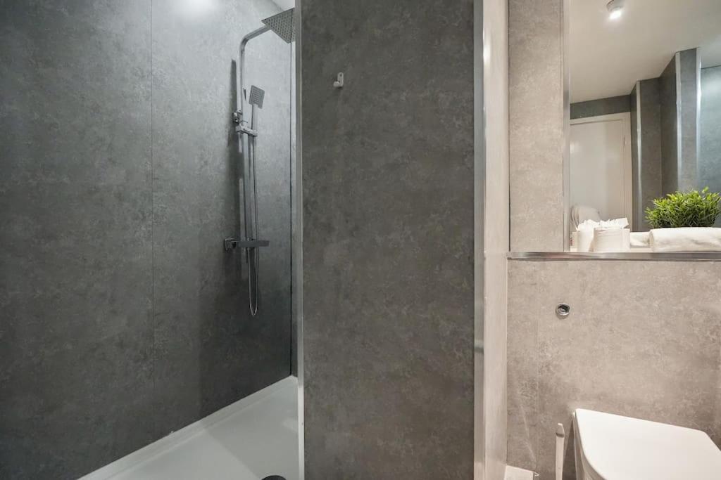 Modern 2 Bed Apt, 7ft Pool Table, Centre, Free Parking, Netflix - Hosted By Host Save *
