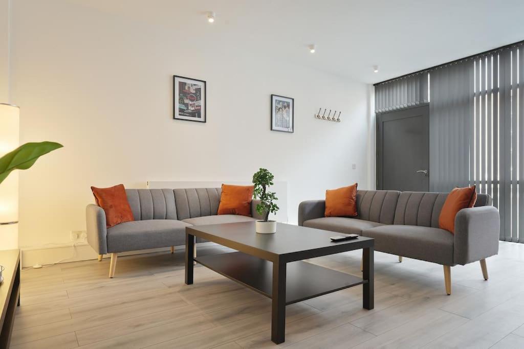 Modern 2 Bed Apt, 7ft Pool Table, Centre, Free Parking, Netflix - Hosted By Host Save Apartment *