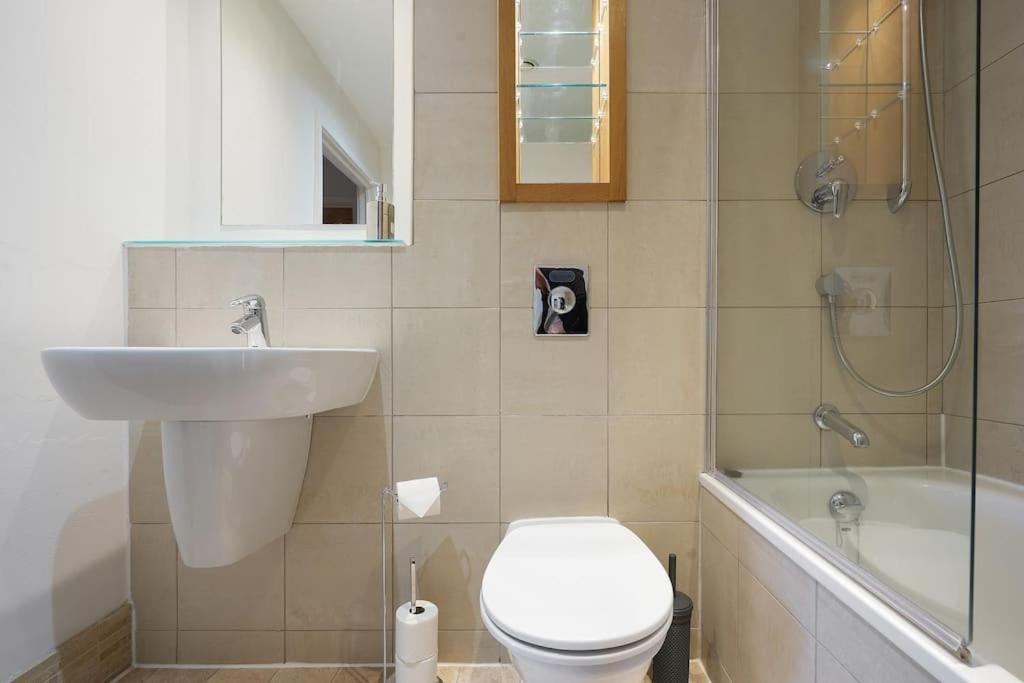 West One From With Secure Parking Apartment *
