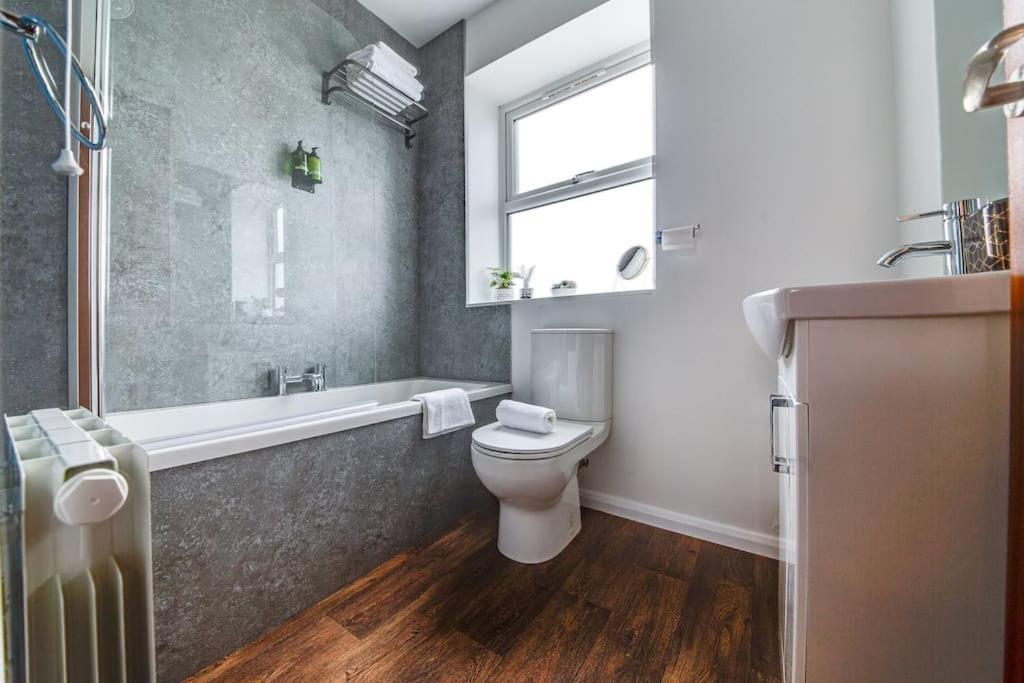 Immaculate Ground Floor Flat - Families