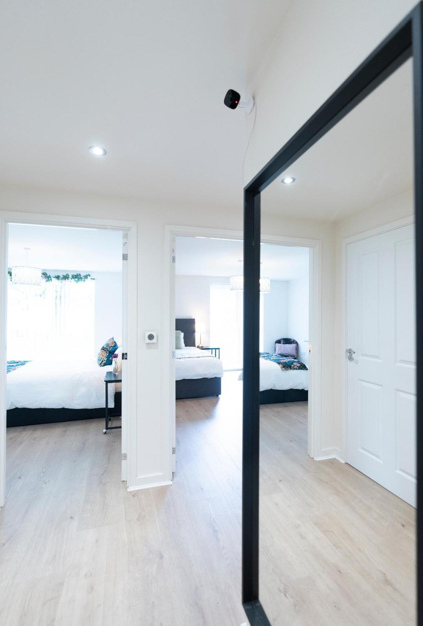 Luxury Ground Floor 2 Bedroom Free Wifi & Parking Apartment