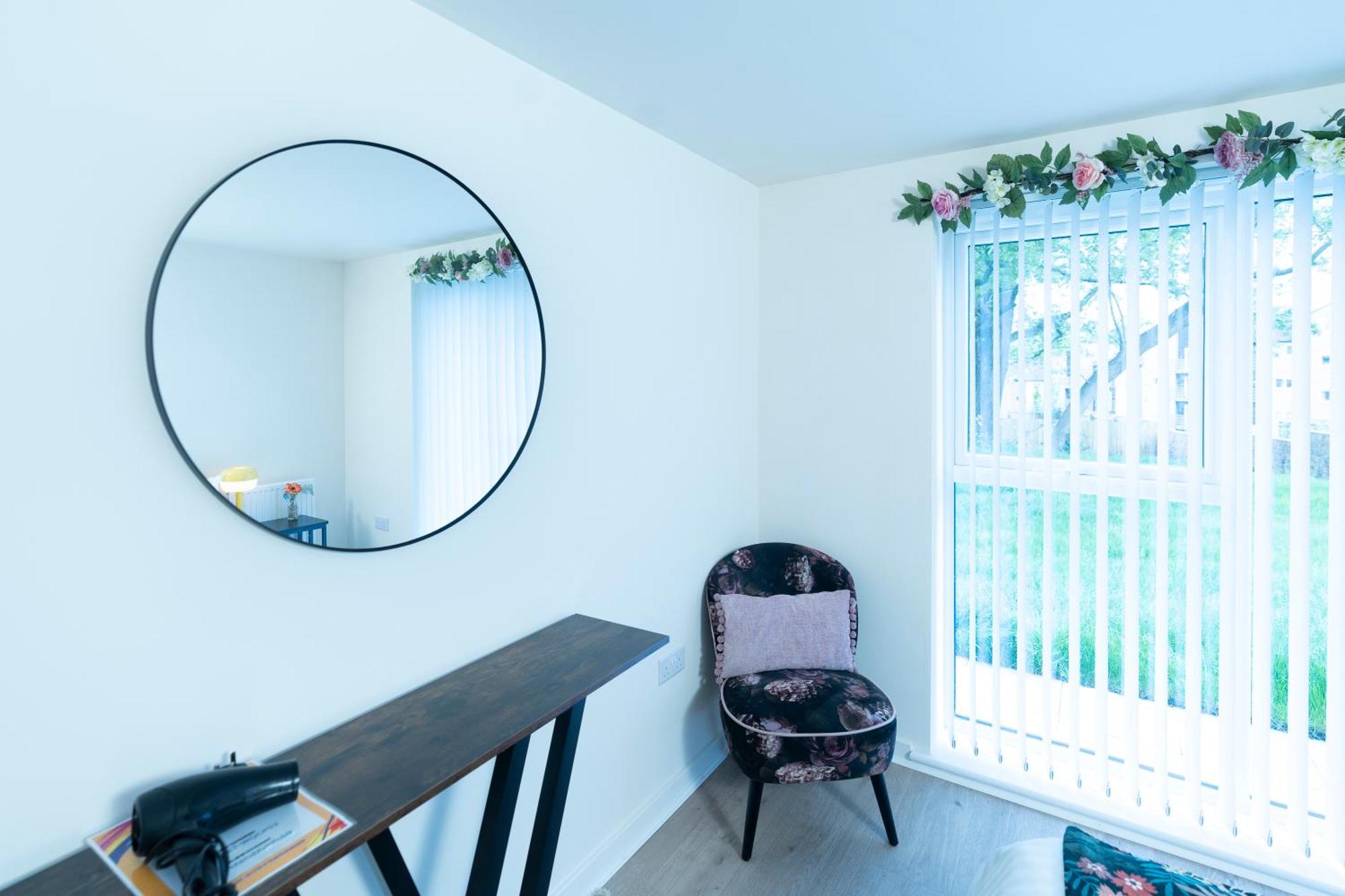 Luxury Ground Floor 2 Bedroom Free Wifi & Parking Apartment *