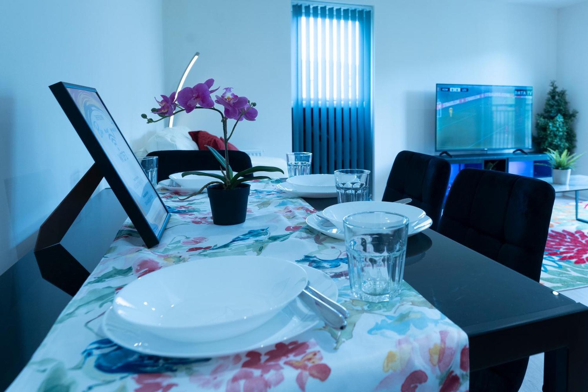 Luxury Ground Floor 2 Bedroom Free Wifi & Parking Apartment