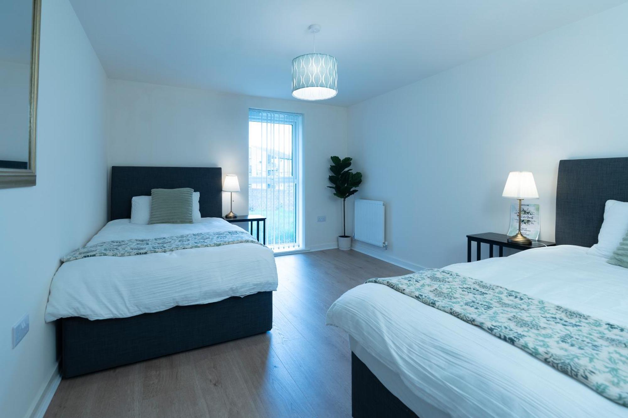 Luxury Ground Floor 2 Bedroom Free Wifi & Parking Apartment