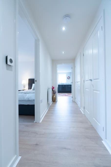 Luxury Ground Floor 2 Bedroom Free Wifi & Parking Apartment