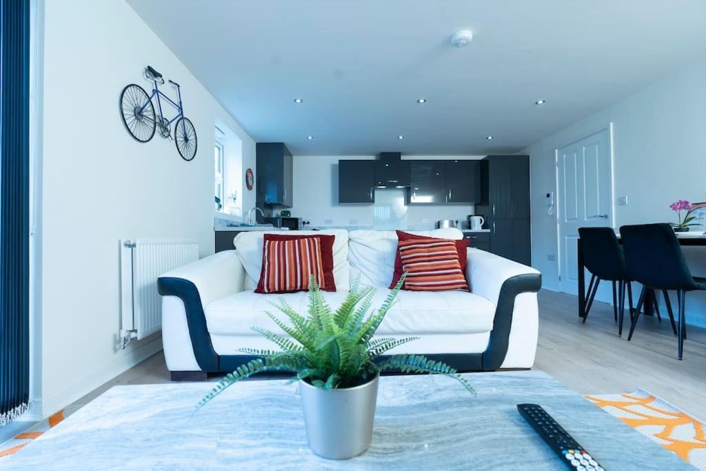 Luxury Ground Floor 2 Bedroom Free Wifi & Parking Apartment Sheffield