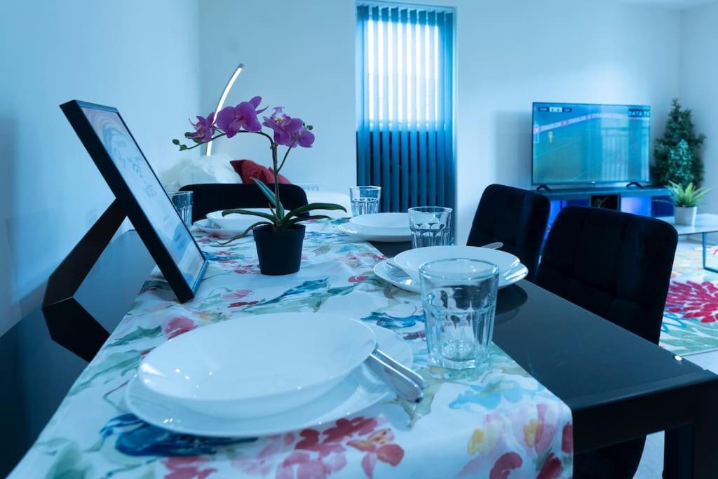 Luxury Ground Floor 2 Bedroom Free Wifi & Parking