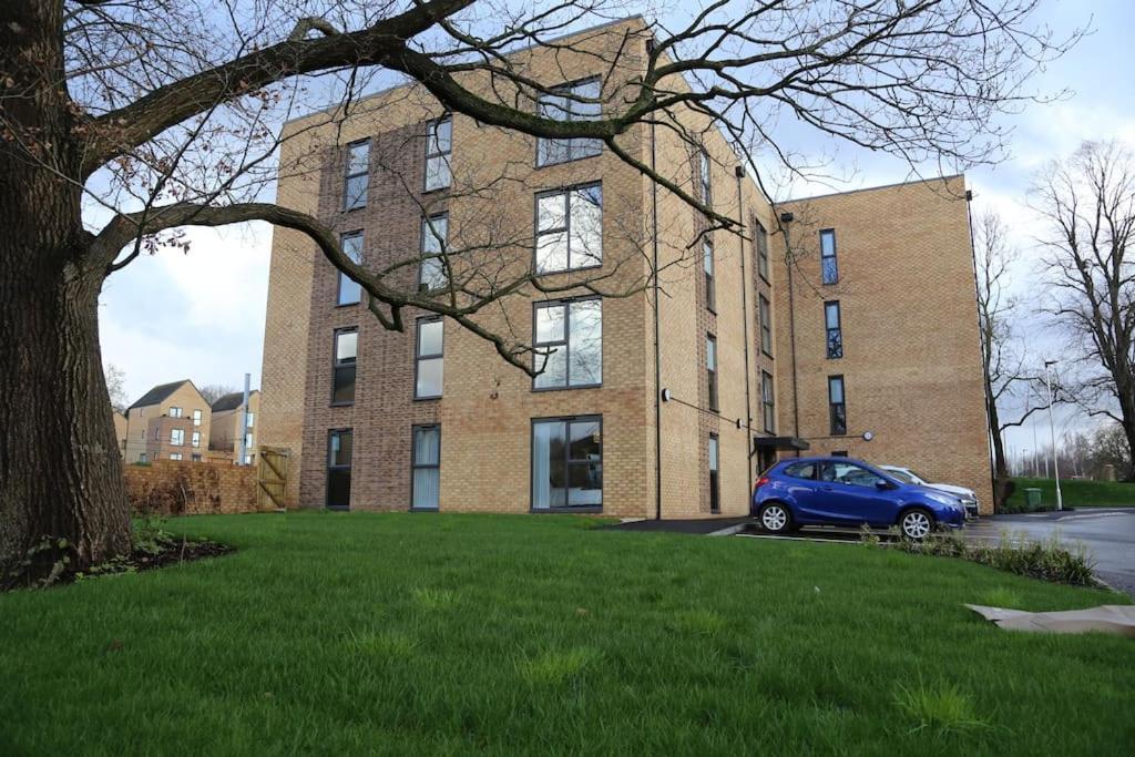 Luxury Ground Floor 2 Bedroom Free Wifi & Parking Apartment