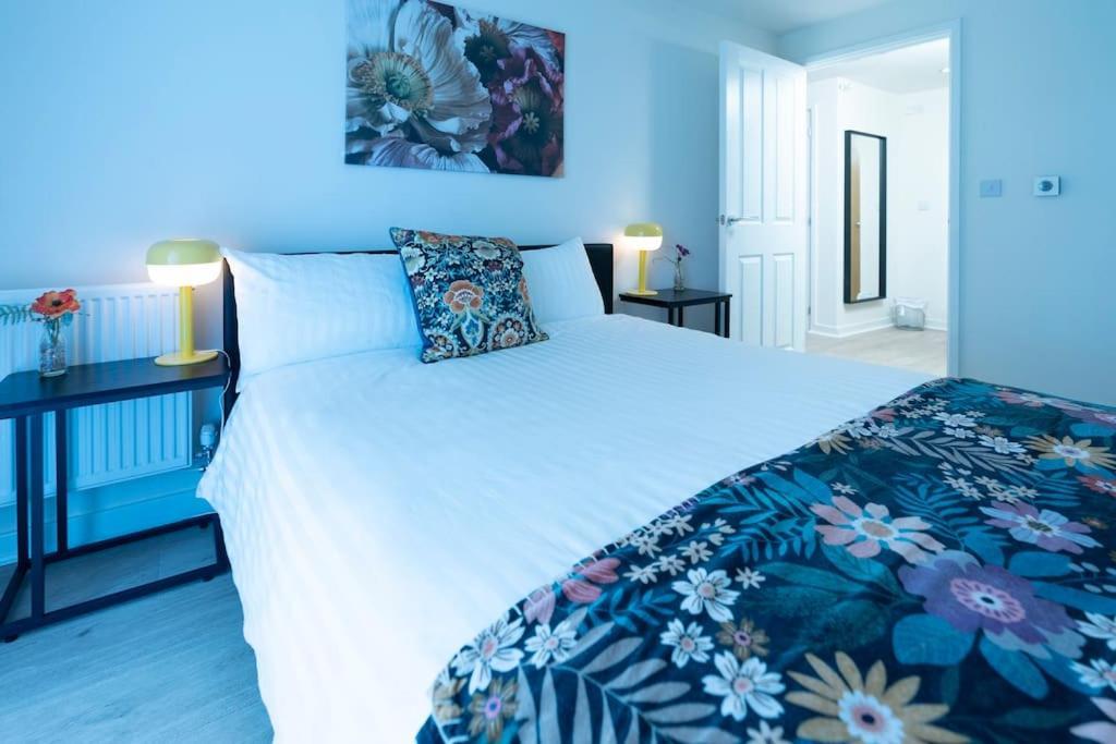 Luxury Ground Floor 2 Bedroom Free Wifi & Parking Apartment