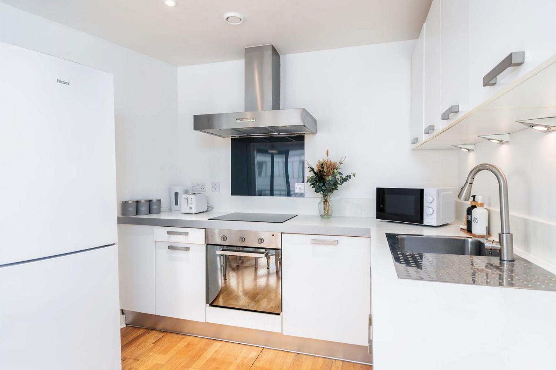 Apartment 2bed 2bath Near Centre With Free Parking Space *