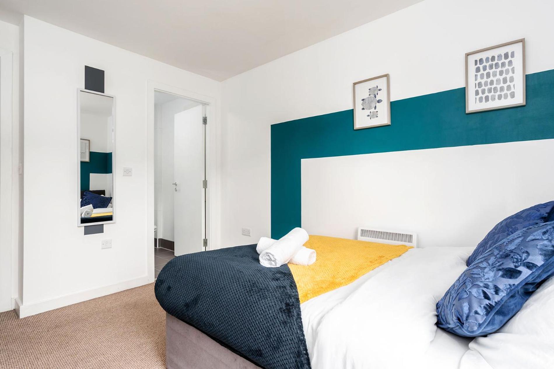 2bed 2bath Near Centre With Free Parking Space Apartment