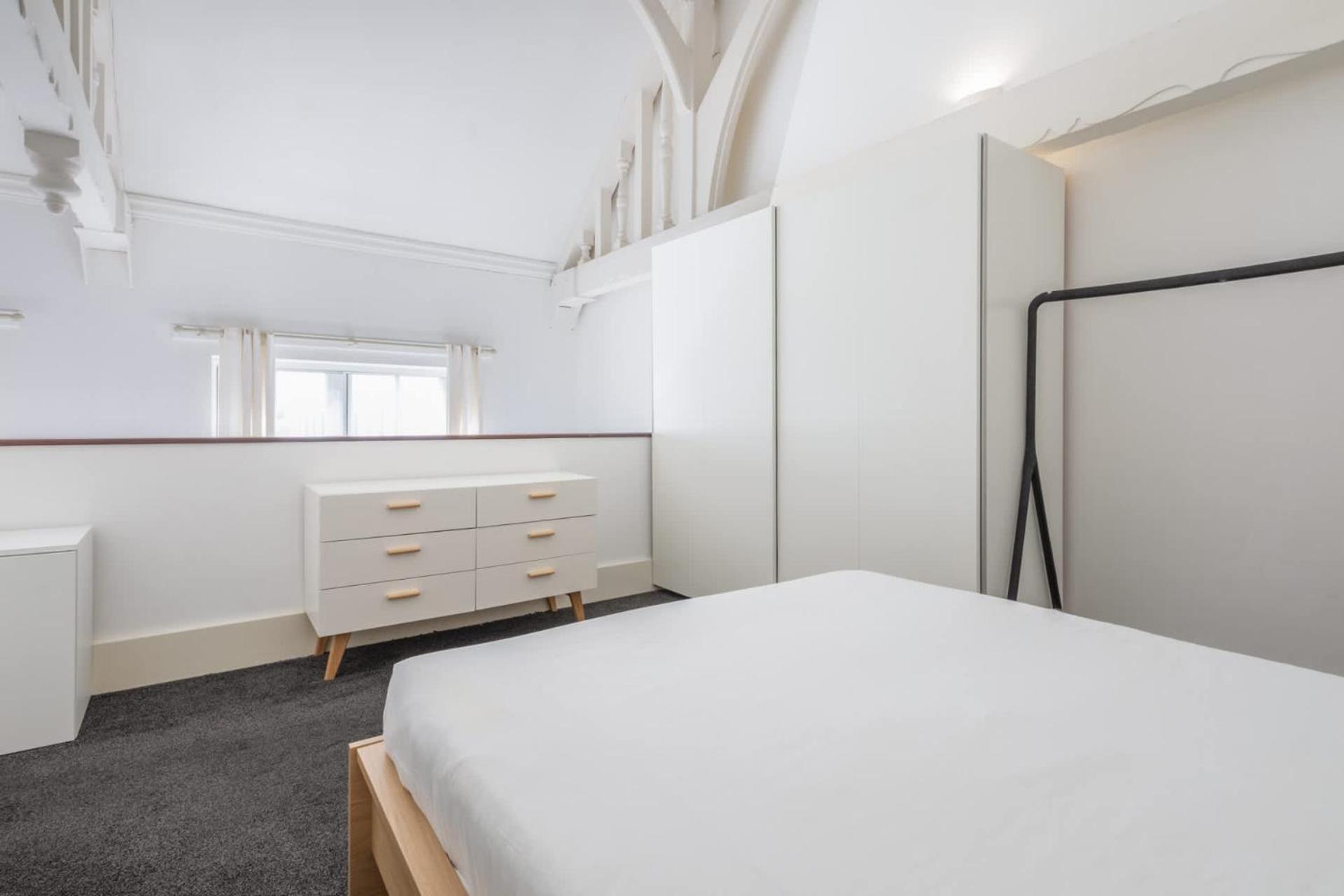 Apartment Host & - Hall View