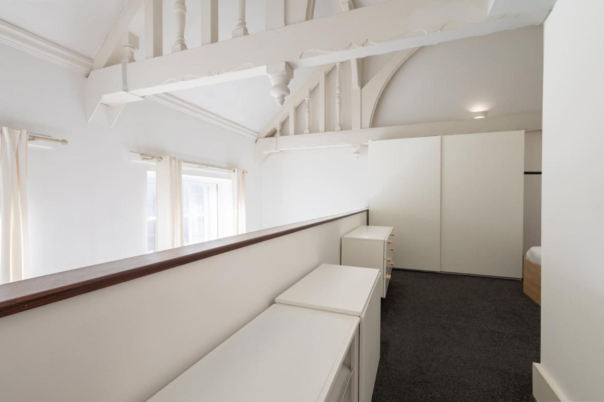 Host & - Hall View Apartment
