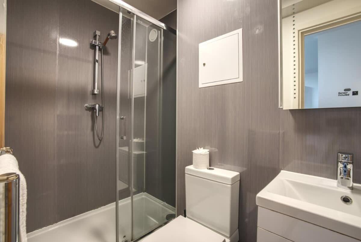 Apartment 2br Centre Apt, Self Check In, Wifi, By Derbnb