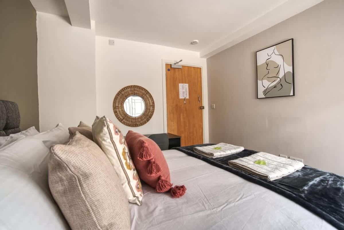 Apartment 2br Centre Apt, Self Check In, Wifi, By Derbnb