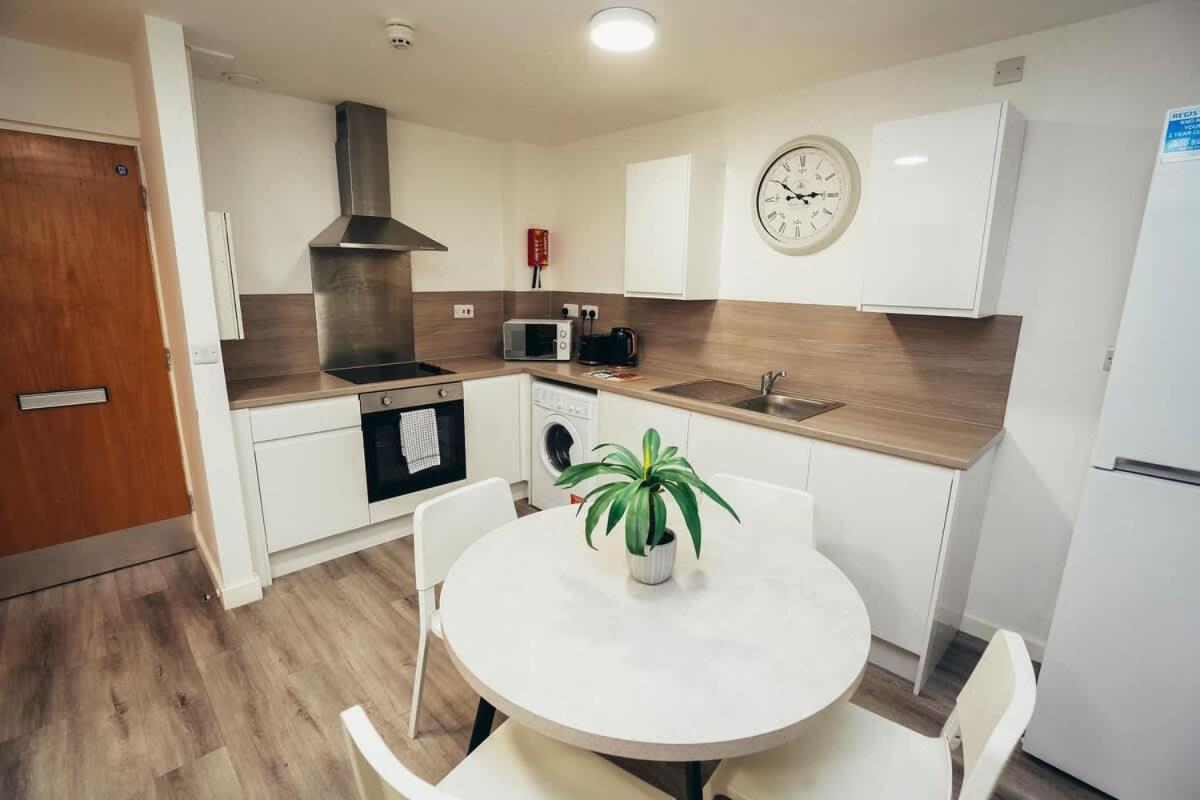 2br Centre Apt, Self Check In, Wifi, By Derbnb Apartment *