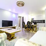 Queen Stay Apartments