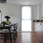 Teal 14 - Sleeps Up To 6, 2 Bedrooms With Perfect City Centre Location For Work Or Leisure, Amazing City Views!