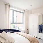 Stylish City 2 Bed, 2 Bath, Free Parking & Wifi