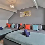 Refurbished Plush Property Great Transport Links