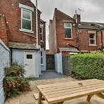 Refurbished Plush Property Great Transport Links
