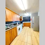 Spacious Three Bed City House - Parking / Netflix