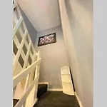 Spacious Three Bed City House - Parking / Netflix