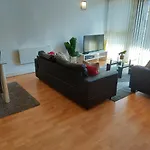 City 2 Bed, 2 Bath, Free Parking & Wifi