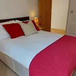 City 2 Bed, 2 Bath, Free Parking & Wifi