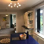 Spacious Luxury 2 Bed Flat With Sauna And Triple Garage