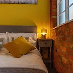 Lovely Central 1 Bed Apartment Sleeps 4