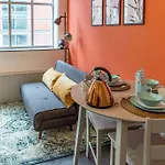 Lovely Central 1 Bed Apartment Sleeps 4