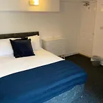 8 Bed 9 Bath Ensuite House With Hot Tub And Free Parking
