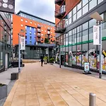 Spacious City 2 Bed, 2 Bath, Free Parking & Wifi