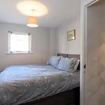Spacious House In Sheffield - Great Location!