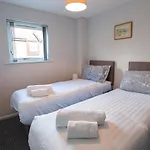 Spacious House In Sheffield - Great Location!