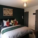 Boutique 5 Bed Home On Birdwell Road - Free Parking