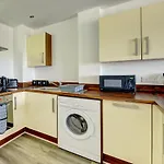 Spacious - Penthouse 2 Bed Apartment With Secure Allocated Parking