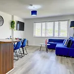 Spacious - Penthouse 2 Bed Apartment With Secure Allocated Parking