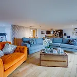Spacious 3-Bed Penthouse With City Sky Line Views
