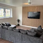 Stunning Central Apartment With Free Parking