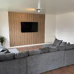 Stunning Central Apartment With Free Parking