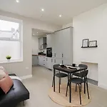 Charlotte House, Entire Private House, Close To City Centre, Wifi