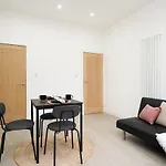Charlotte House, Entire Private House, Close To City Centre, Wifi