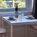 Convenient 1-Bed Apartment - Ideal For Working Away, Free Parking, Pet Friendly, Netflix